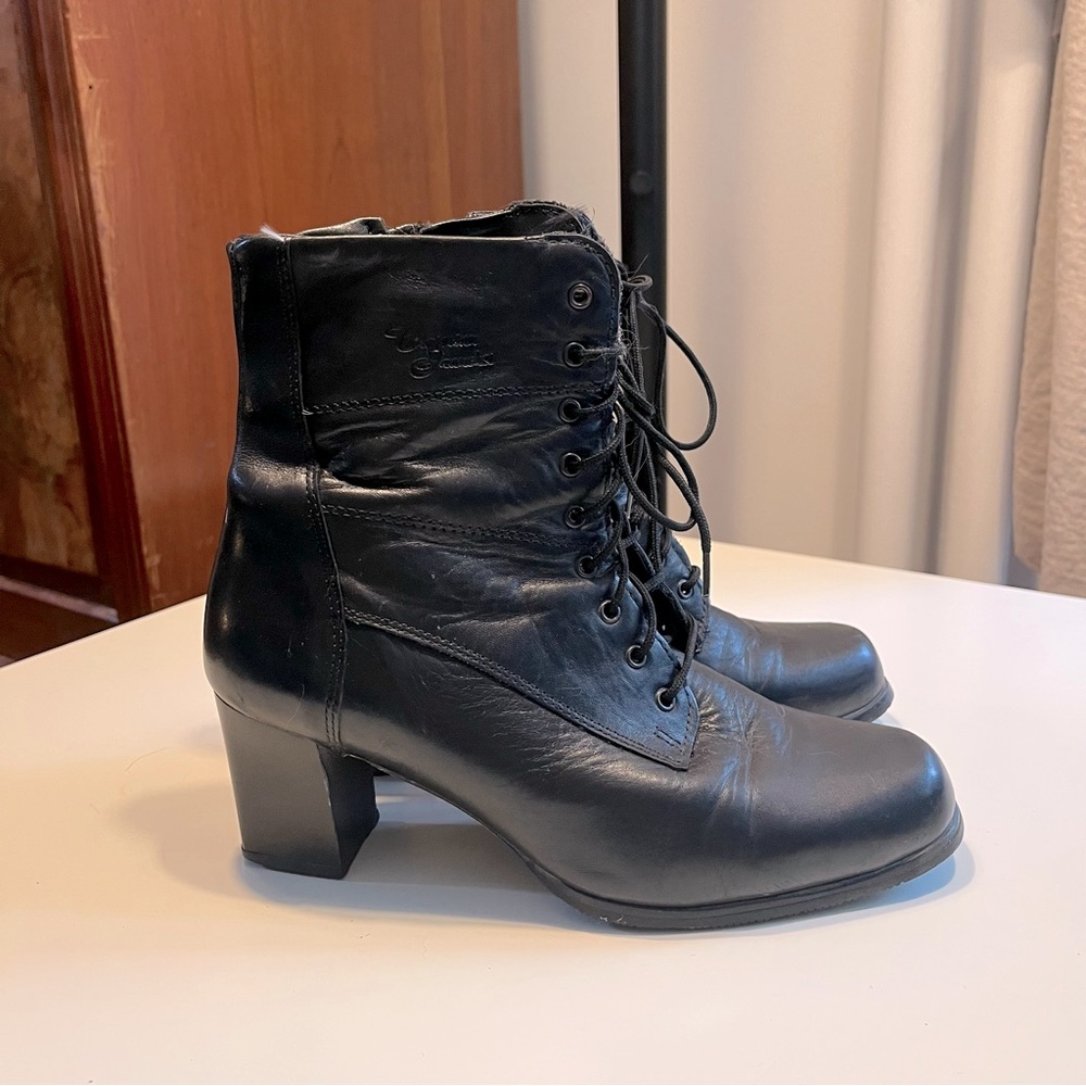 Women's size 8-8.5 Canadian made vintage Leather lace up heeled Ankle Boots